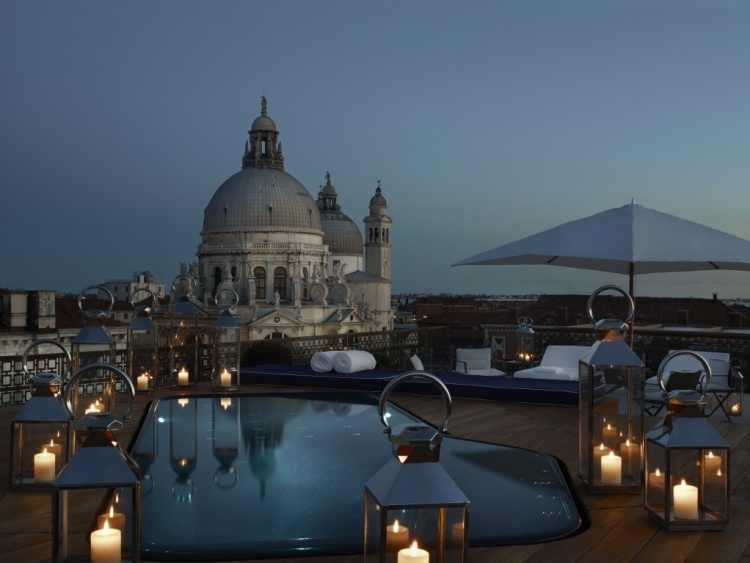 toit-terrasse-panoramique-bain à remous--encastré-design-Zucchetti-lanternes